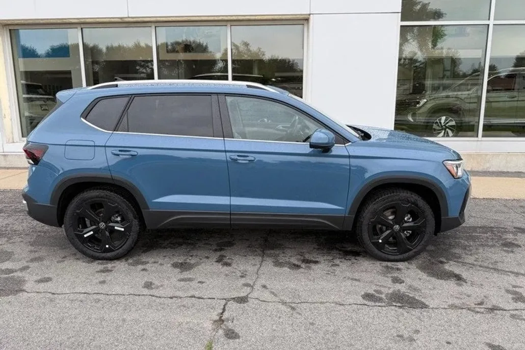 2025 Volkswagen Taos SEL photo 1