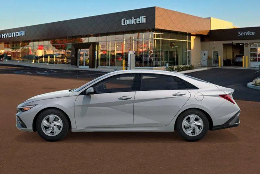 2025 Hyundai Elantra SE photo 1