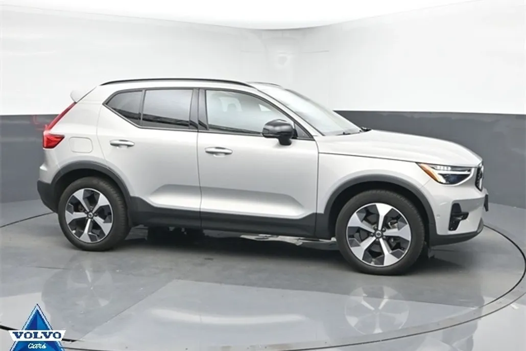 2024 Volvo XC40 Plus photo 1