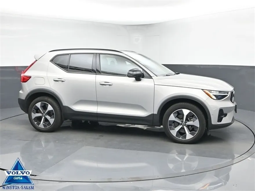 2024 Volvo XC40 Plus photo 1