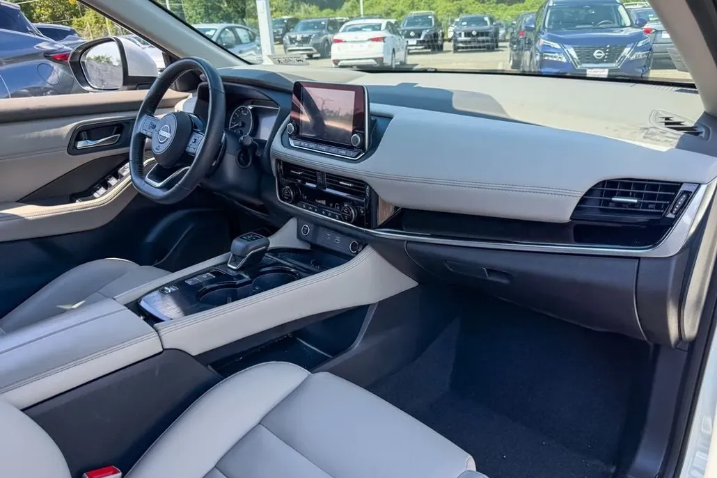 2023 Nissan Rogue SL photo 1