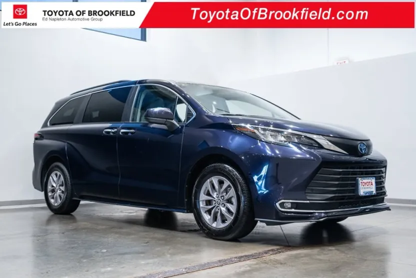 2023 Toyota Sienna XLE photo 1