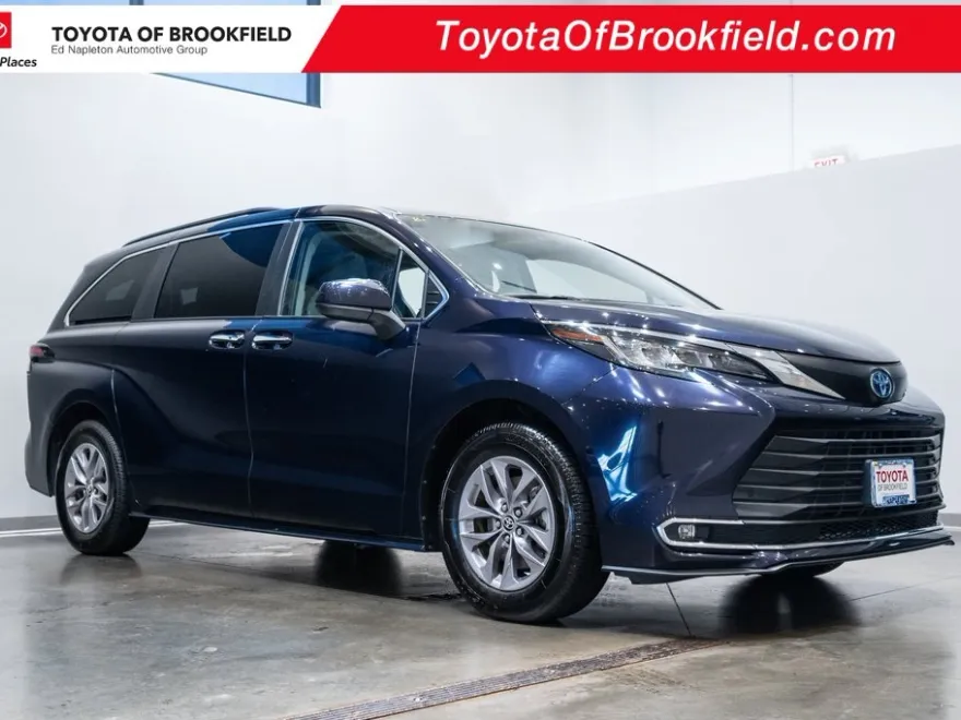 2023 Toyota Sienna XLE photo 1