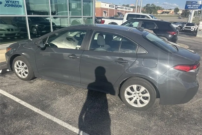 2024 Toyota Corolla LE photo 1