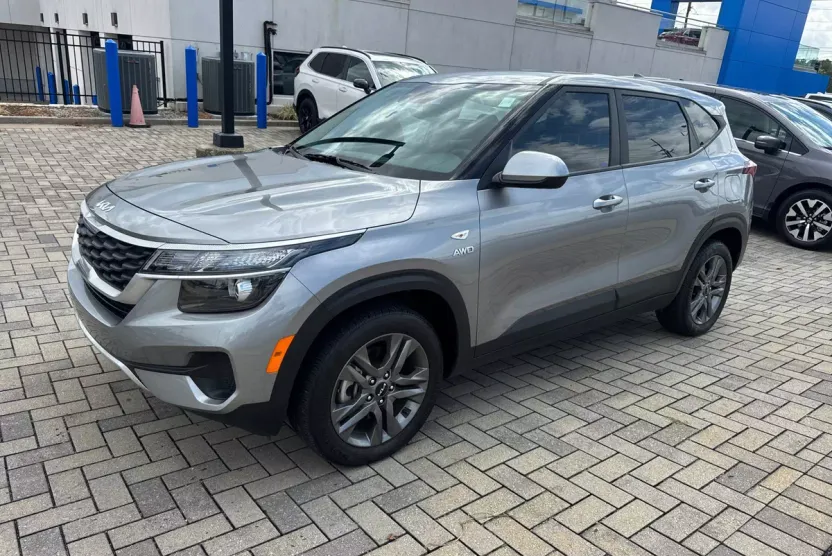 2023 Kia Seltos LX photo 1
