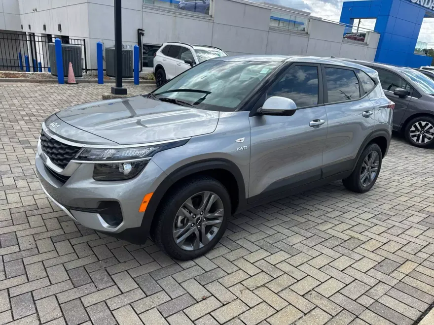 2023 Kia Seltos LX photo 1