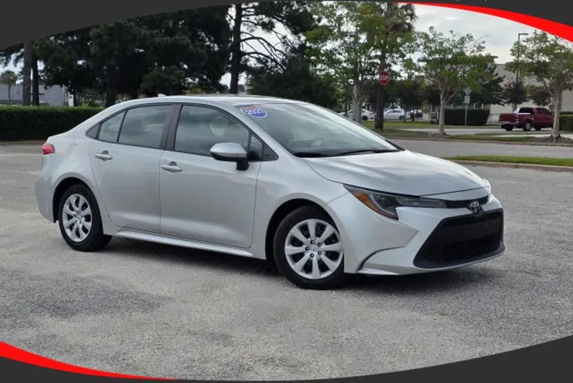 2021 Toyota Corolla LE photo 1