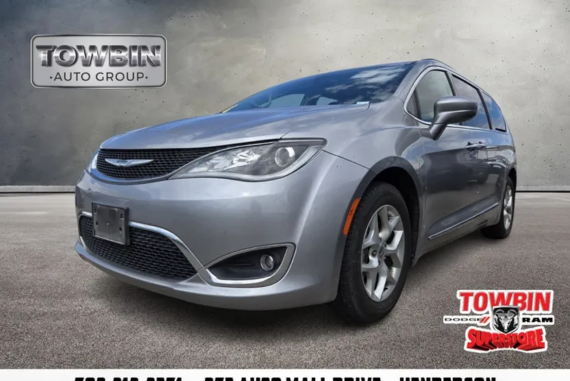 2017 Chrysler Pacifica Touring L photo 1
