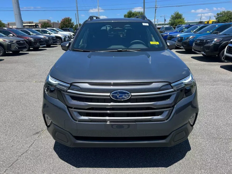 2025 Subaru Forester Premium photo 1