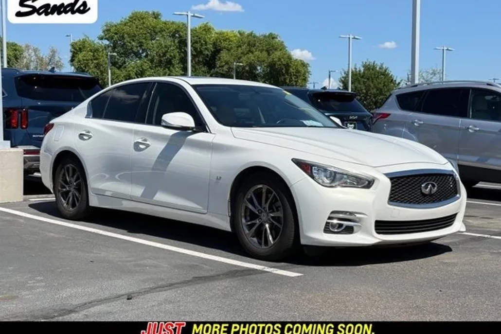2015 Infiniti Q50 photo 1