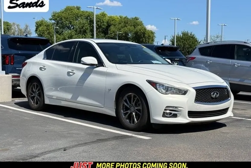2015 Infiniti Q50 photo 1