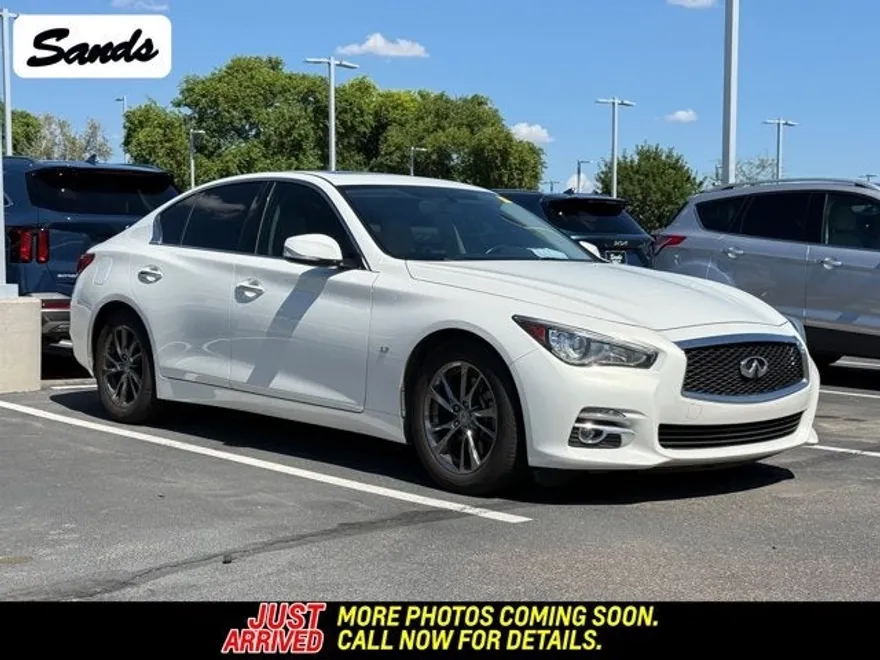 2015 Infiniti Q50 photo 1