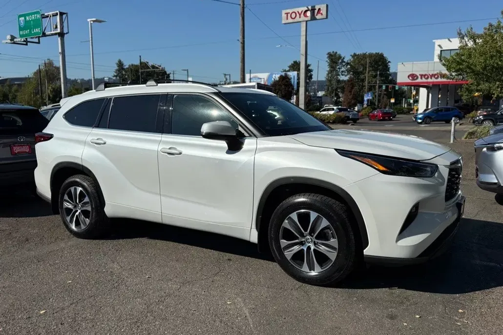 2022 Toyota Highlander XLE photo 1