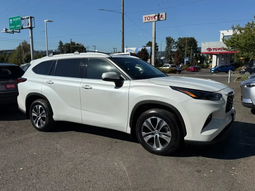 2022 Toyota Highlander XLE photo 1