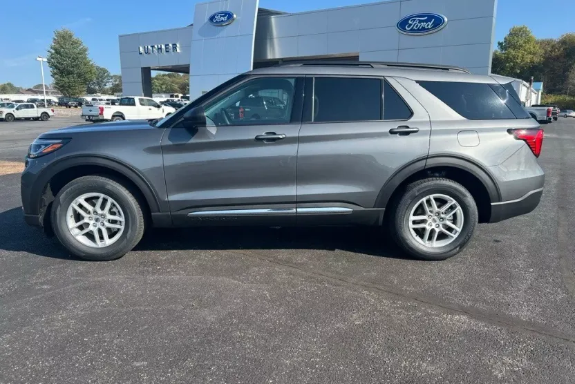 2025 Ford Explorer photo 1