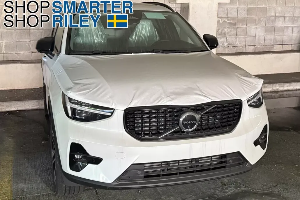 2025 Volvo XC40 photo 1