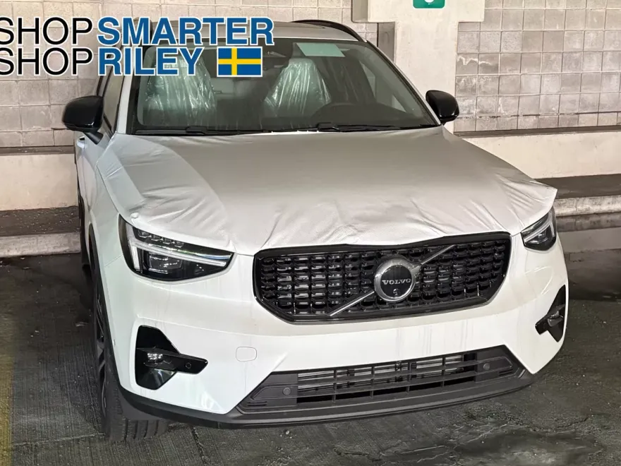 2025 Volvo XC40 photo 1