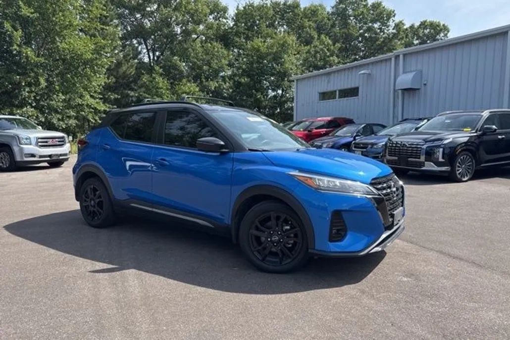 2023 Nissan Kicks SR photo 1