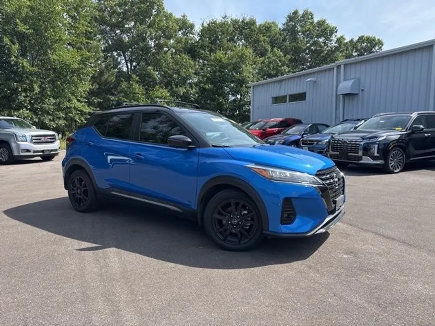 2023 Nissan Kicks SR photo 1