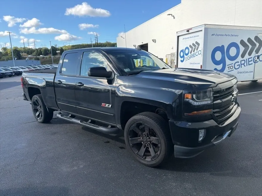 2017 Chevrolet Silverado 1500 LT photo 1