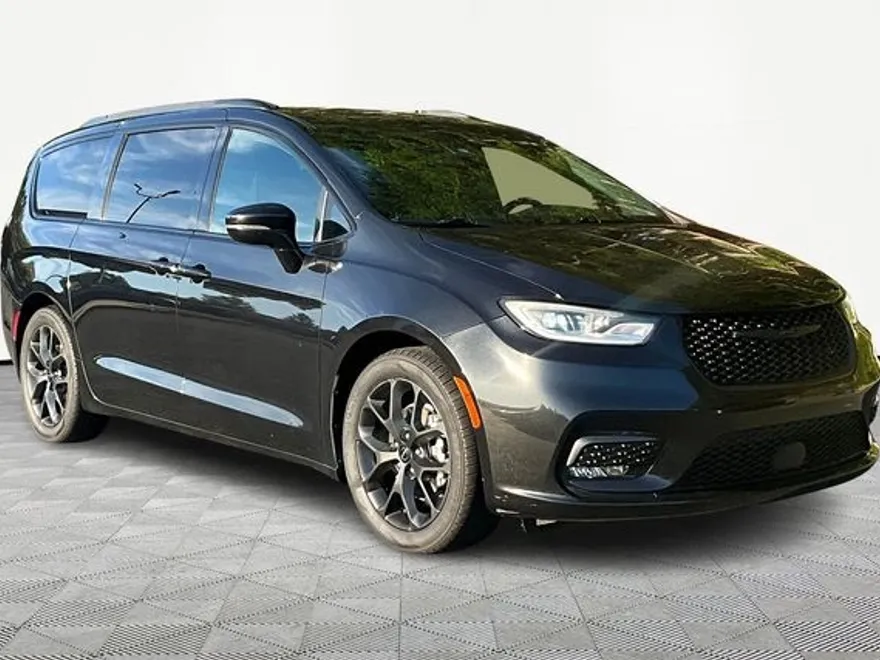 2022 Chrysler Pacifica Touring L photo 1