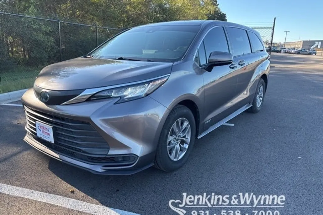 2021 Toyota Sienna LE photo 1