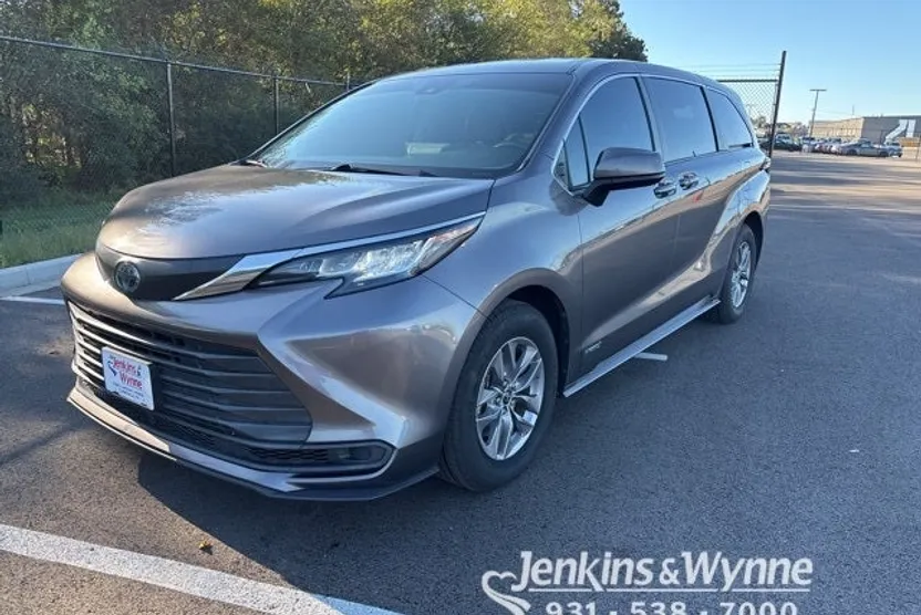 2021 Toyota Sienna LE photo 1