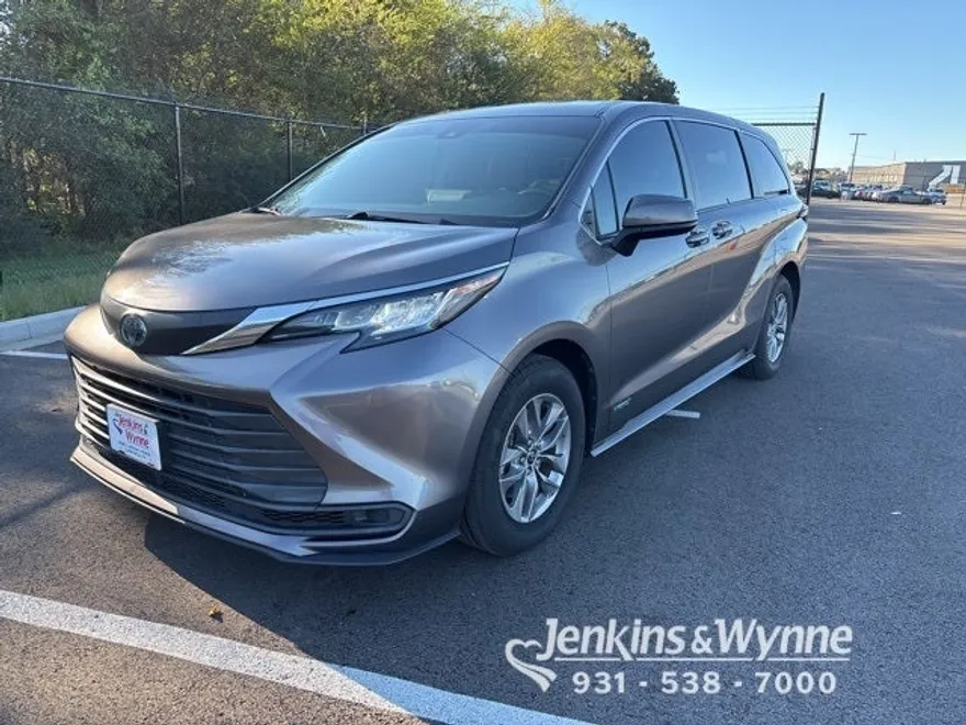 2021 Toyota Sienna LE photo 1
