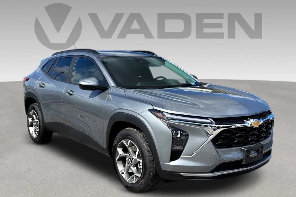 2025 Chevrolet Trax LT photo 1