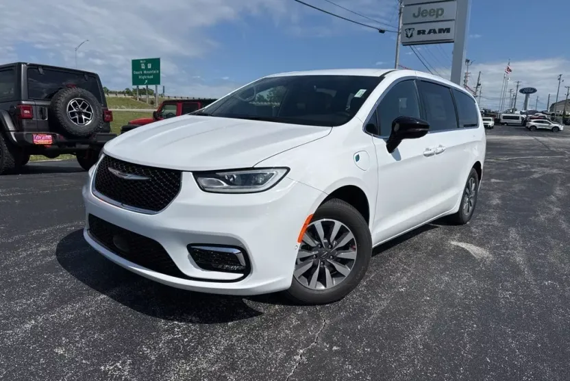 2025 Chrysler Pacifica Hybrid photo 1