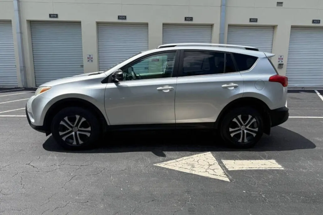 2013 Toyota RAV4 LE photo 1