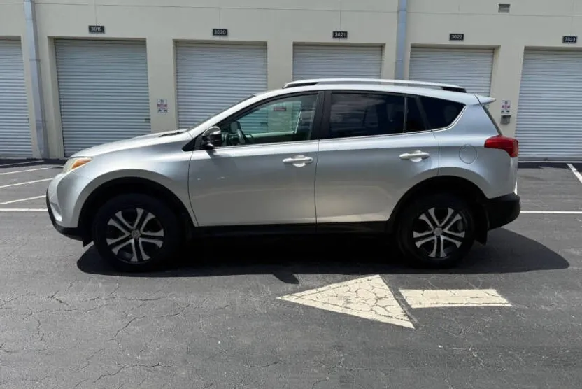 2013 Toyota RAV4 LE photo 1