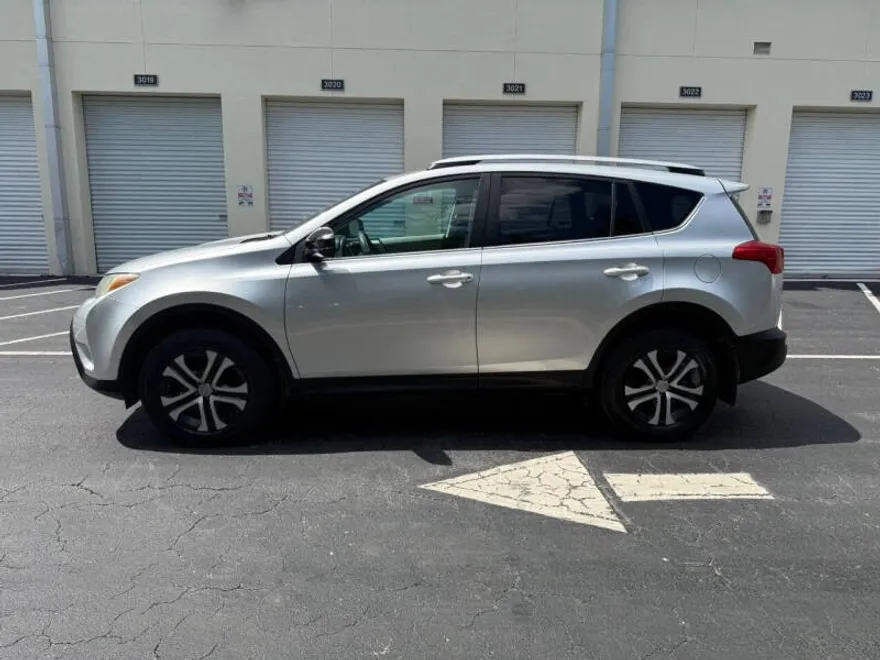 2013 Toyota RAV4 LE photo 1