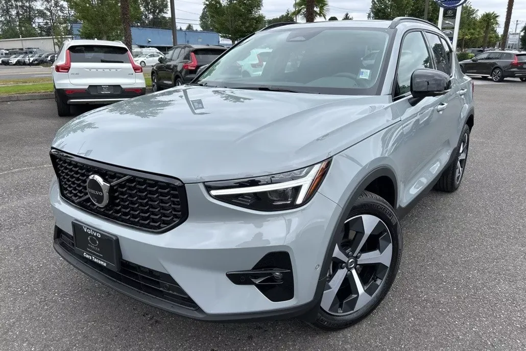 2026 Volvo XC40 Plus photo 1