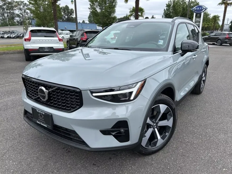 2026 Volvo XC40 Plus photo 1