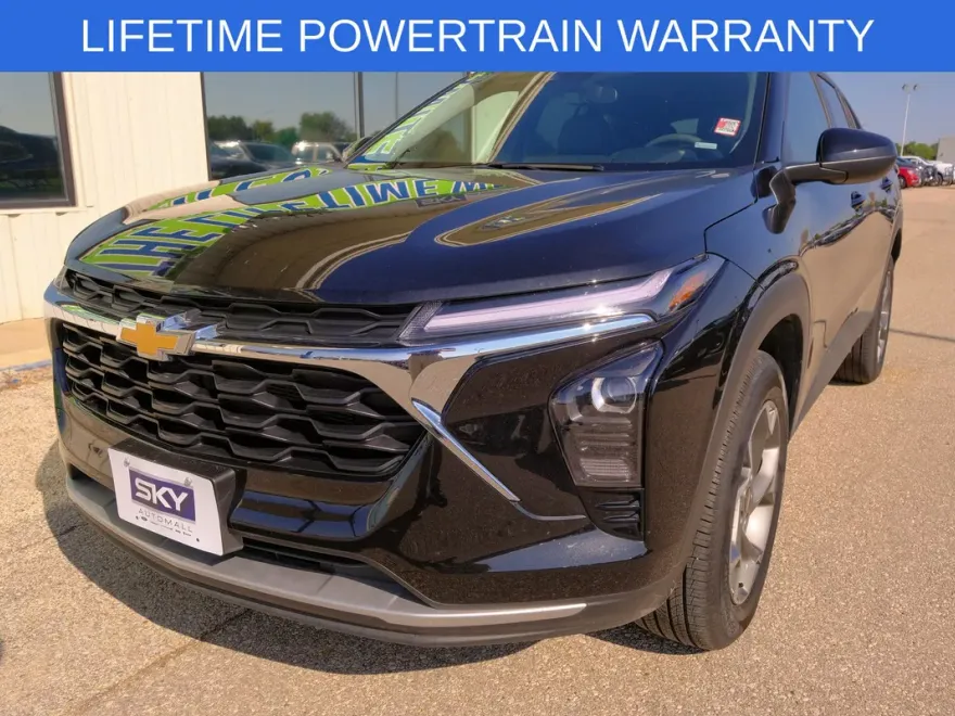 2025 Chevrolet Trax LT photo 1
