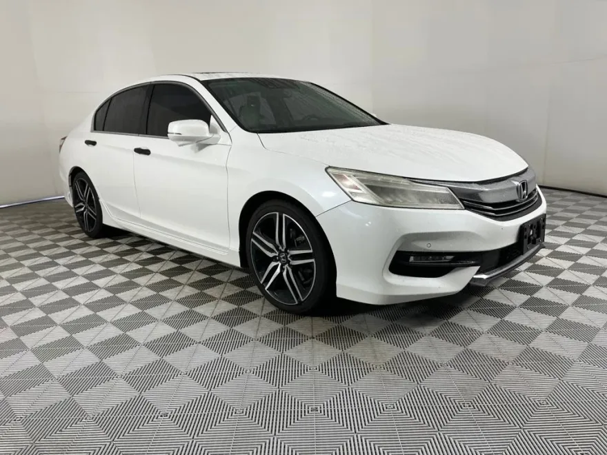2017 Honda Accord Touring photo 1