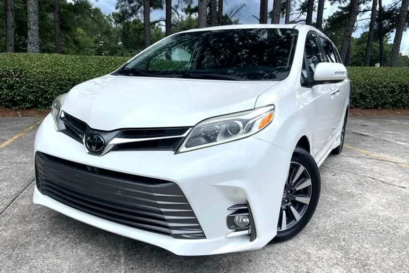 2019 Toyota Sienna Limited Premium photo 1