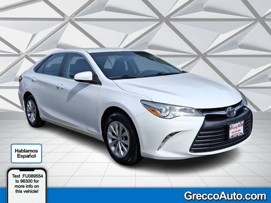 2015 Toyota Camry LE photo 1