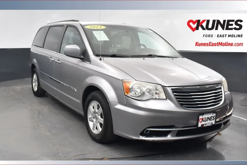 2013 Chrysler Town & Country Touring photo 1