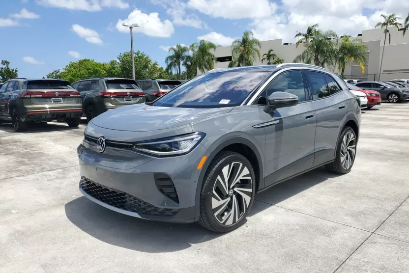 2025 Volkswagen ID.4 Pro Plus photo 1