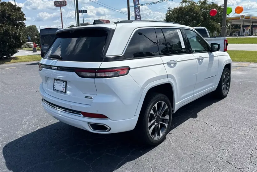 2023 Jeep Grand Cherokee Overland photo 1