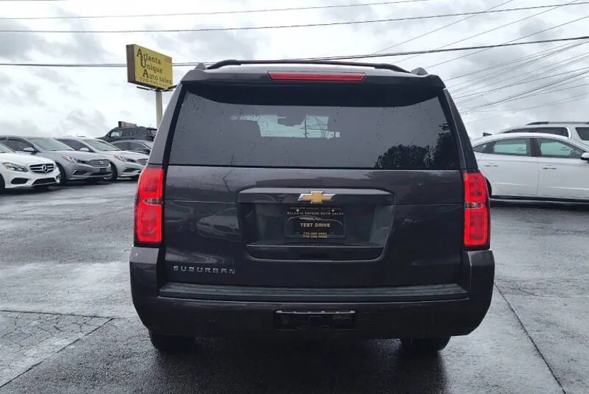2018 Chevrolet Suburban LT photo 1