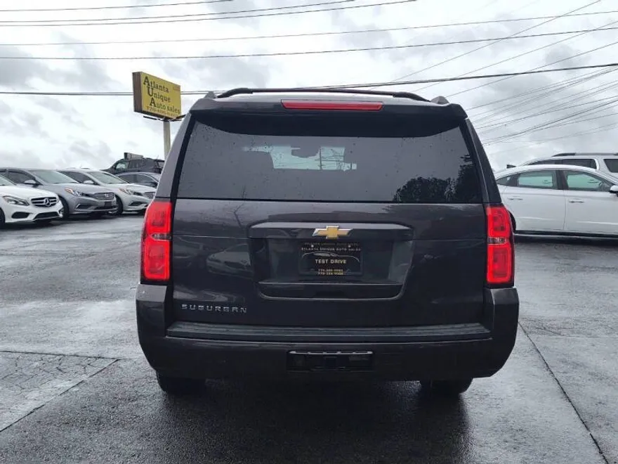 2018 Chevrolet Suburban LT photo 1
