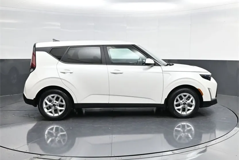 2023 Kia Soul LX photo 1