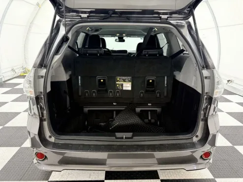 2019 Toyota Sienna SE photo 4