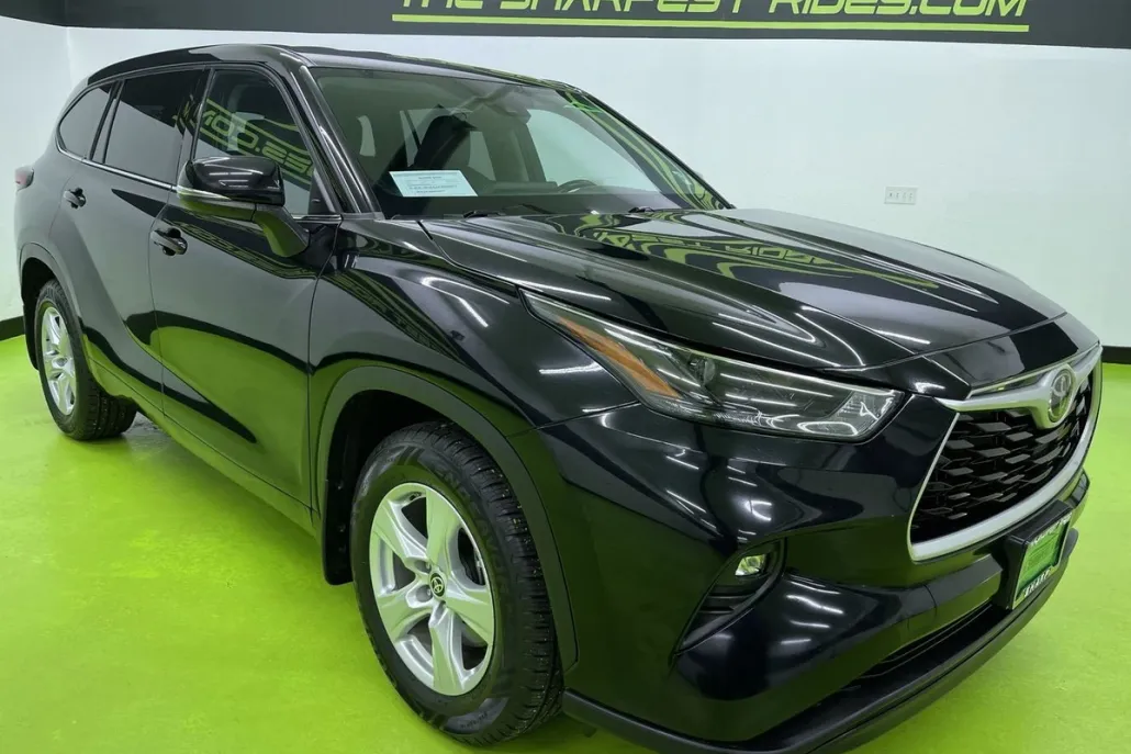 2022 Toyota Highlander LE photo 1