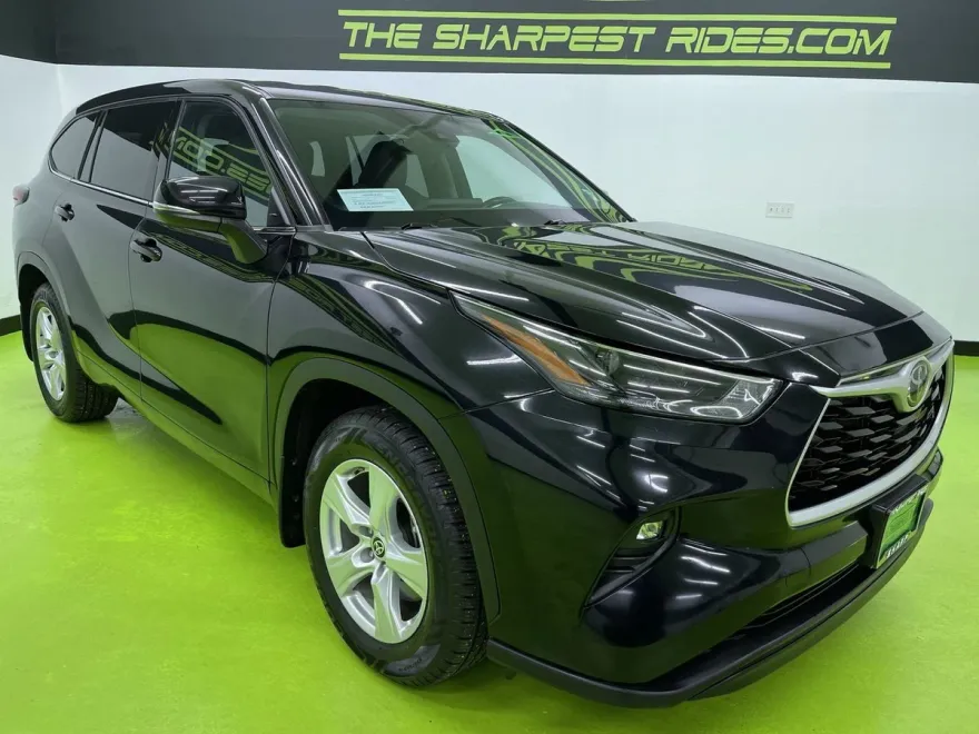 2022 Toyota Highlander LE photo 1