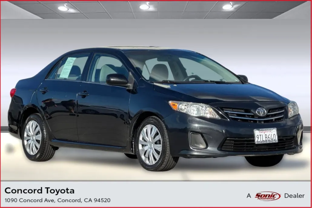 2013 Toyota Corolla LE photo 1