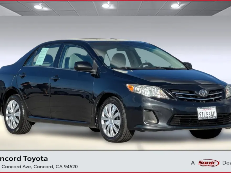 2013 Toyota Corolla LE photo 1